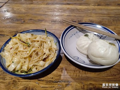 早餐就是面皮和包子