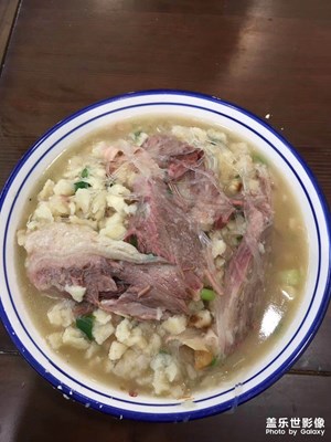 在西安就吃的硬核一些吧  牛肉泡馍就可以