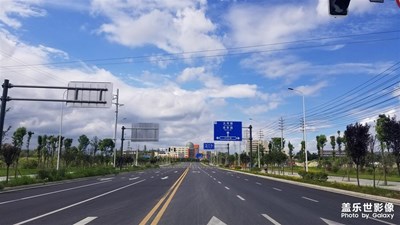 【盛夏光年】+骑行盛夏的成都市郫都区街头