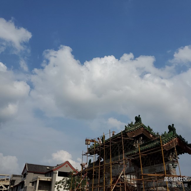西安天气比较热出去吃个面然后拍拍鸽子和天空