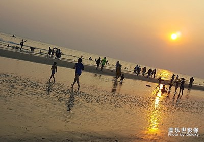 夕阳、海滩、欢乐