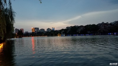 夜光中的水面