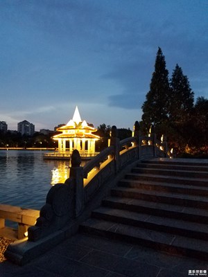 水中小亭