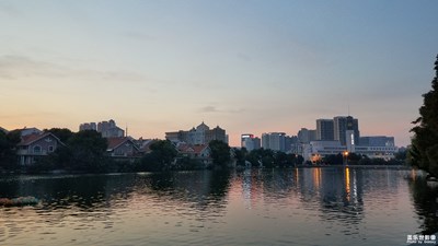 傍晚的琥珀潭