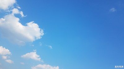 蓝蓝的天上白云飘