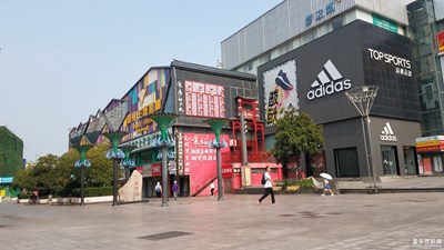 早晨的步行街入口