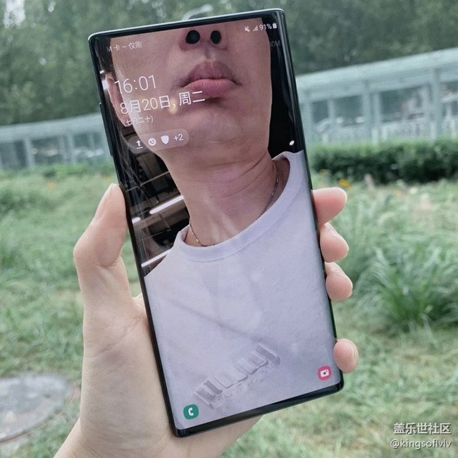 三星Galaxy Note 10版 “他用鼻孔瞪我”