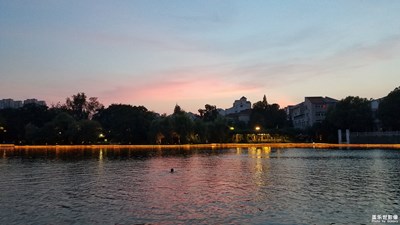 夜幕将临的琥珀潭