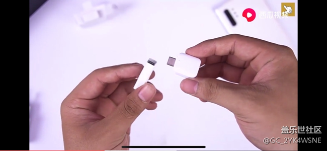 请问大家随机附带有这个sd读卡器（或者otg）的附件吗？