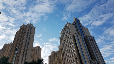 多云天早晨的楼