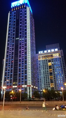 【夜色阑珊】+夜晚的商城及橱窗中的模特