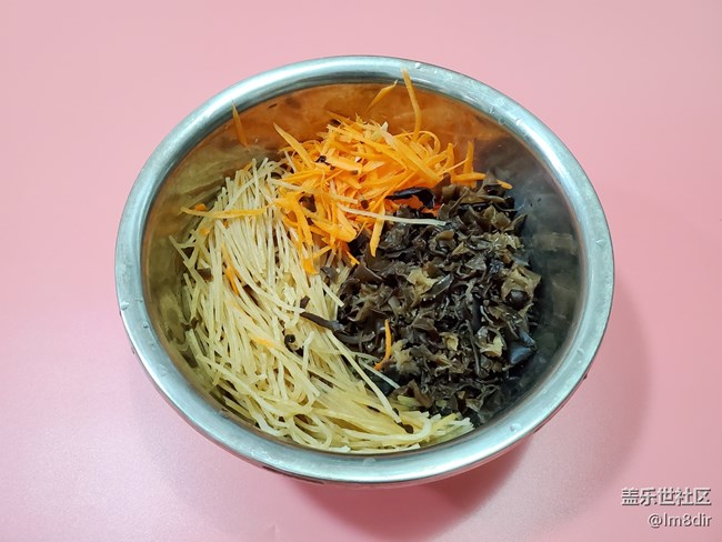 第一次尝试不一样的粉丝包，还蛮好吃的。