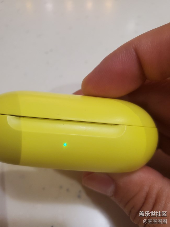 buds外面的灯一直亮是什么情况？