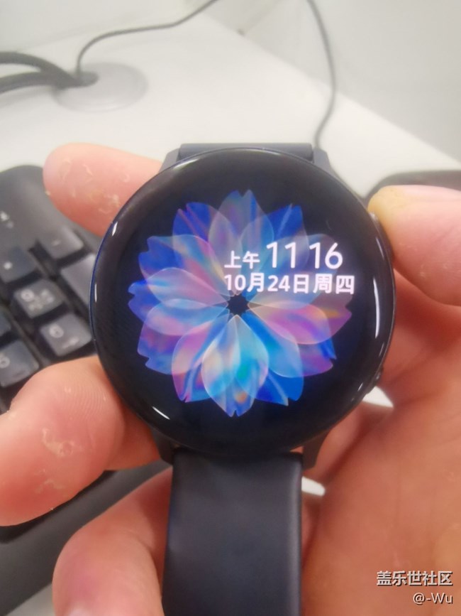三星 Galaxy Watch Active2  换表盘会卡。下拉通知栏会卡。