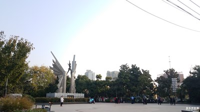 【你眼中的美景】+秋天早晨的小广场
