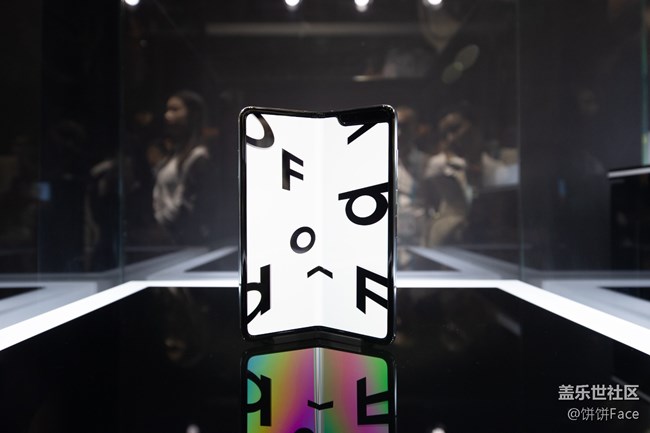 颠覆性折叠屏设计 三星Galaxy Fold进博会上演中国首秀