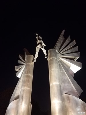 【我的城】+夜间的鲲鹏志广场