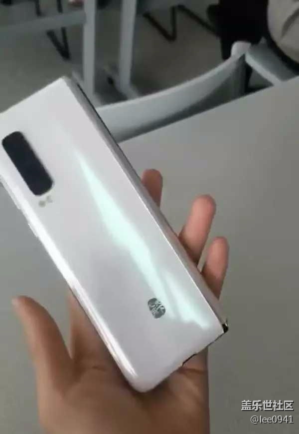 三星W20 5G提前上手 白色背板折叠屏今晚正式亮相 三星W20 5G提前上手 白色背板折叠屏今晚正式亮相