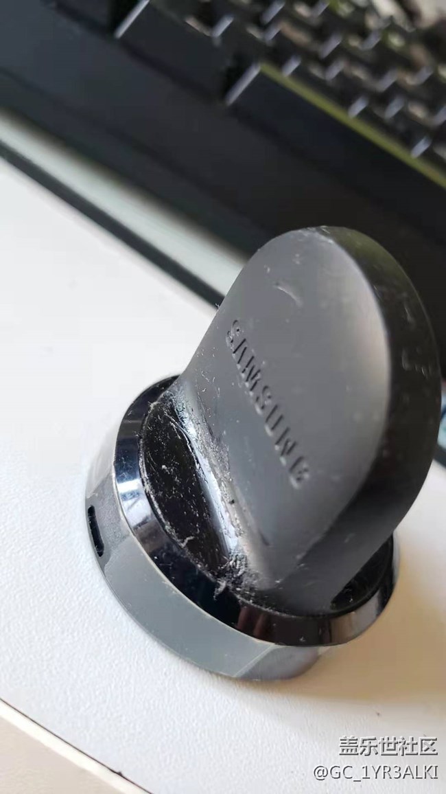 gear手表充电底座漆融化