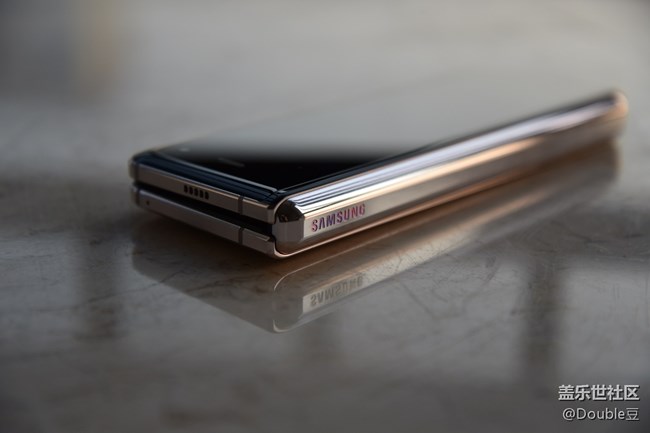 额姐嘤Galaxy W20外观简析：精致大方的超炫逼格手机
