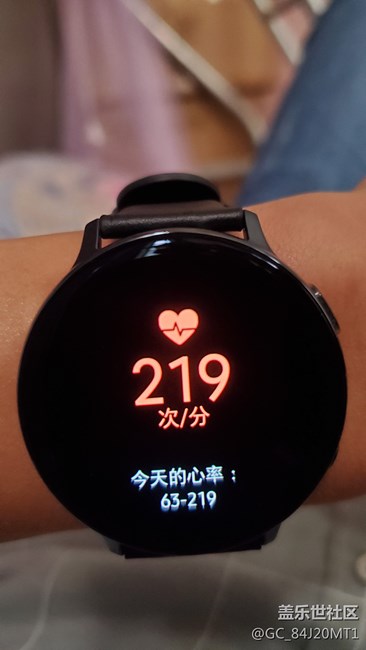 新买的galaxy watch active2心率差的很远