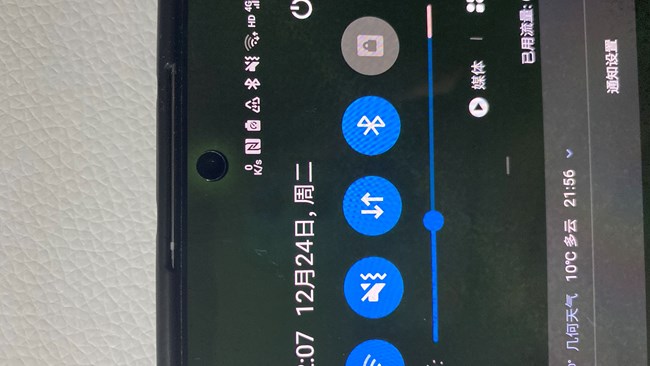 note10plus 前摄挖孔边缘发黄
