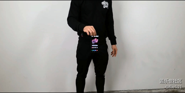 三星Galaxy z flip跌落测试对比摩托罗拉Razr