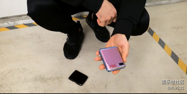 三星Galaxy z flip跌落测试对比摩托罗拉Razr