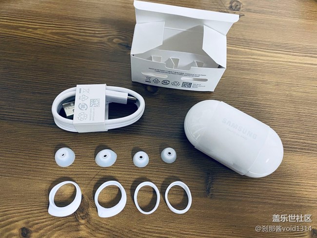 三星2020新品 Galaxy Buds+ 白色 简单开箱上手