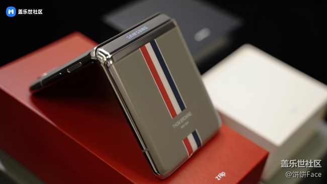 时尚新体验 三星Galaxy Z Flip Thom Browne 限量版