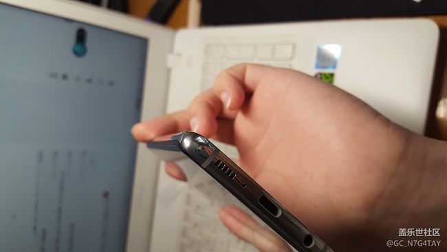 刚买的s10边框缝隙很大，可以塞A4纸这正常吗？