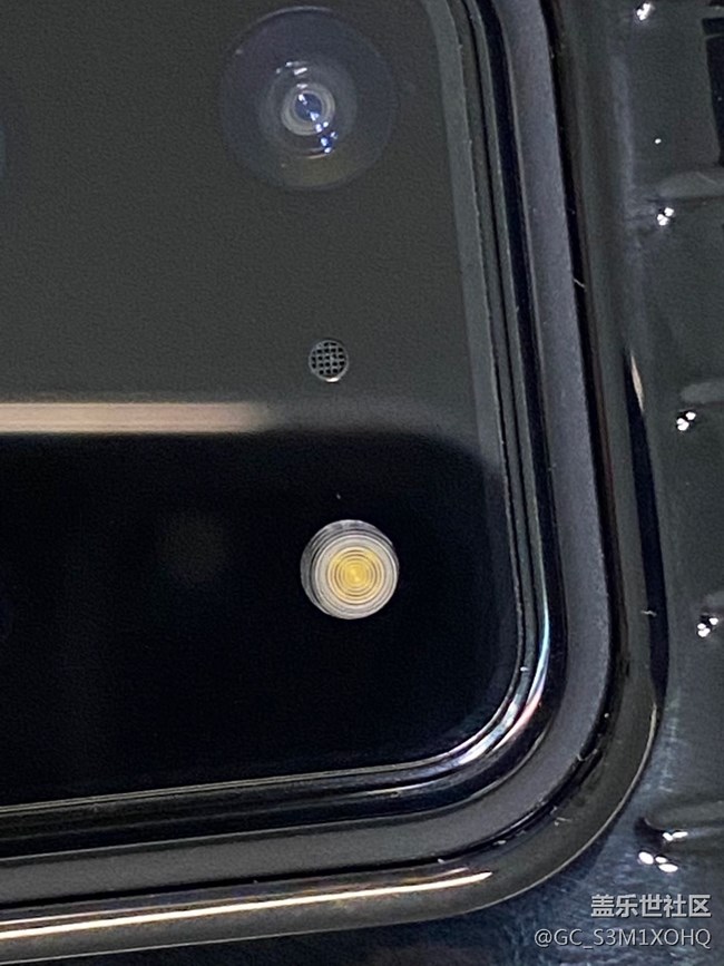 三星的做工让人着急，闪光灯都没对齐