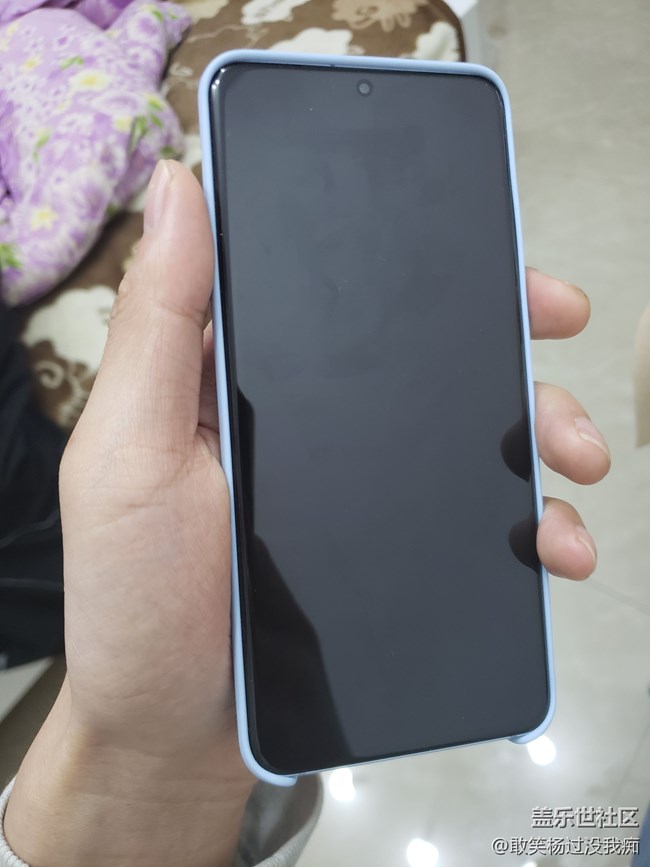 官网买的硅胶壳真的舒服，有好看