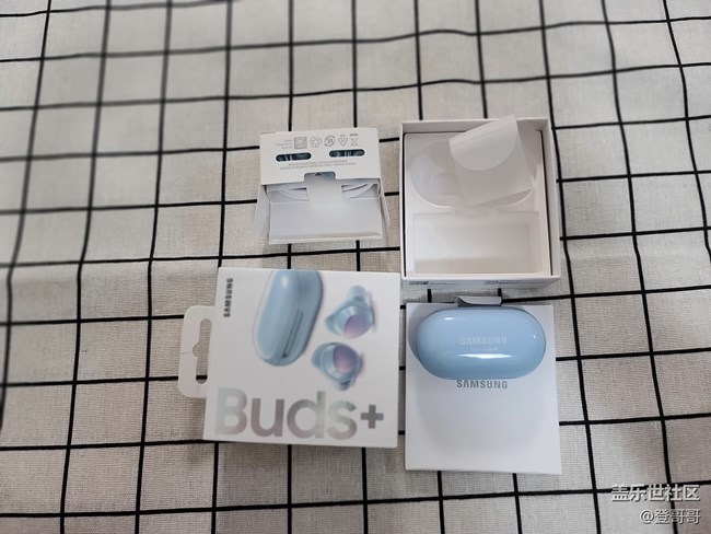 Galaxy Buds+ 开箱配三星S20 ultra 很般配噢