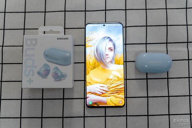 Galaxy Buds+ 开箱配三星S20 ultra 很般配噢