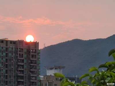 夕阳落红霞满天飞