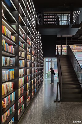 【精彩翻倍】+探索城市里城市里如梦如幻的书店「Page One」
