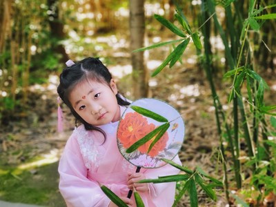 穿汉服的小女孩