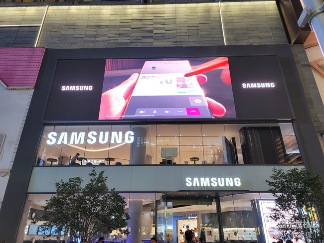 来自机皇Note20U，焕然一新的屏幕体验