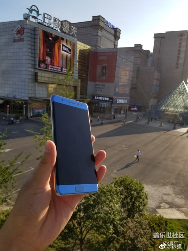 来自机皇Note20U，焕然一新的屏幕体验