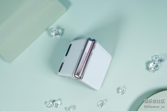 空灵高雅， 颜值爆表! 三星Galaxy Z Flip 5G秘境白美图赏