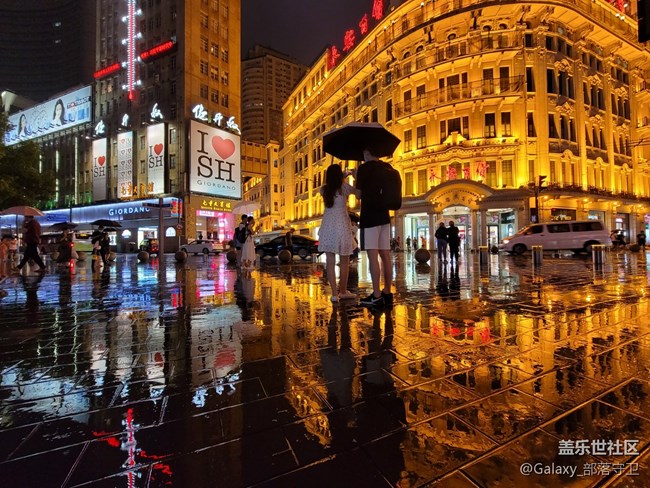 首销日的外滩，秋雨后的外拍