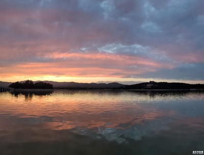 晚霞艳影