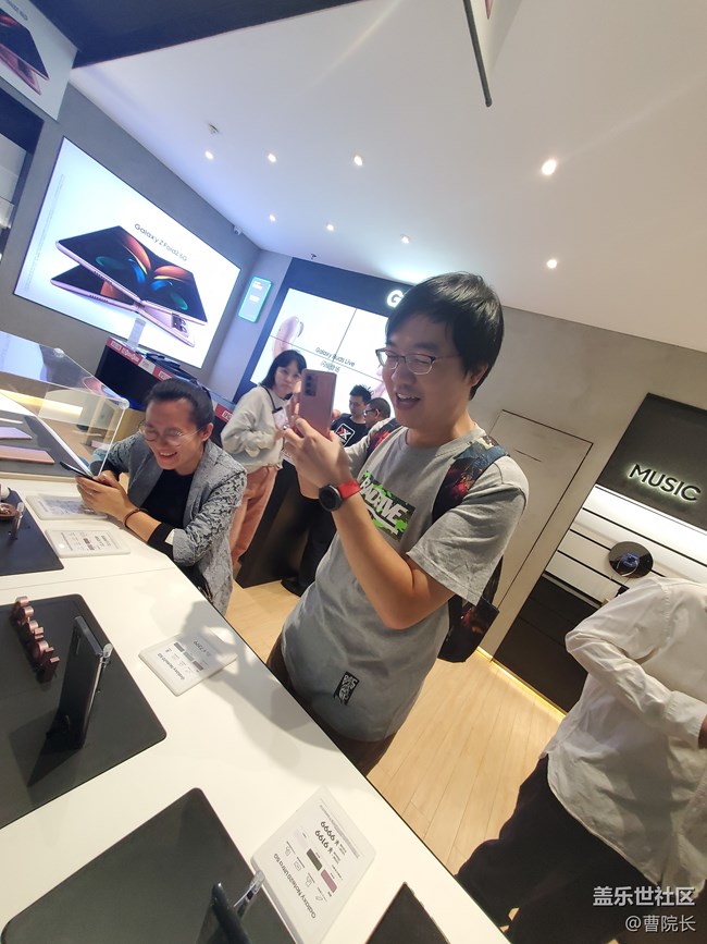 临近预约日,北京星部落抢险体验Galaxy Fold2 5G 临近预约日,北京星部落抢险体验Galaxy Fold2 5G