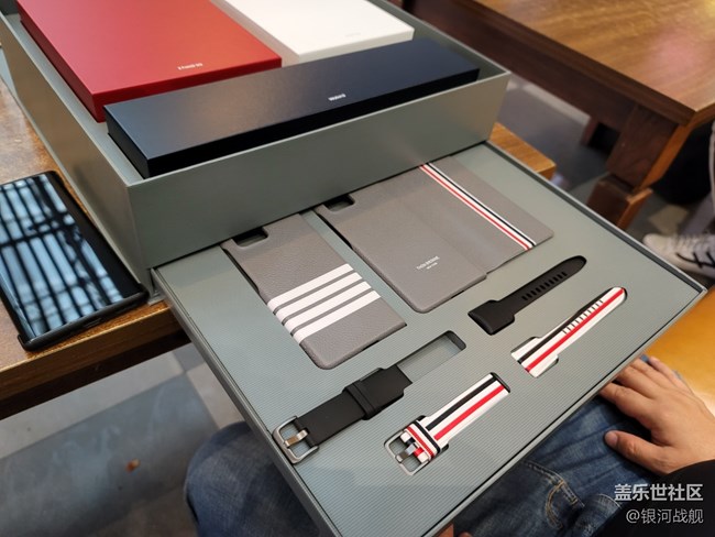 Thom Browne联名版Z Fold2 5G开箱
