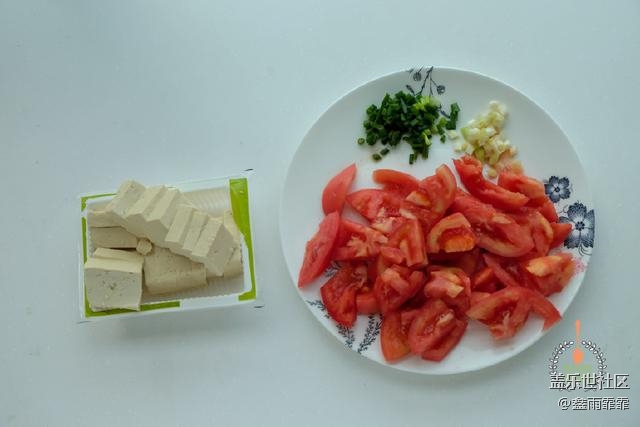 秋天西红柿味道最好，贵也要吃，和豆腐一起做比肉味道还好