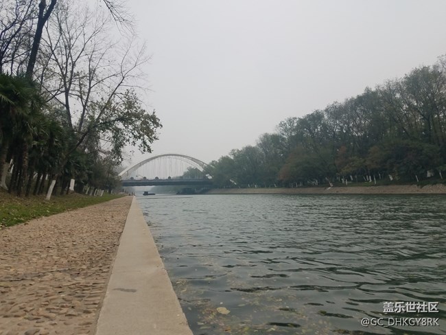 冬天的护城河边