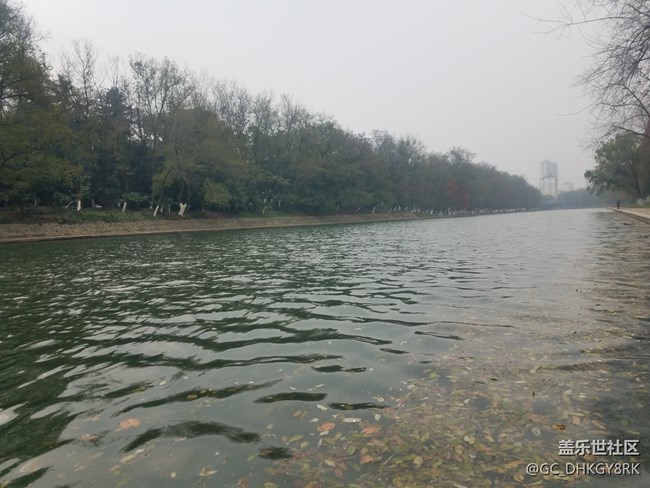 冬天的护城河边