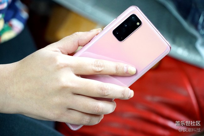 6.2英寸屏幕的三星 S20使用起来会不会很小？妹纸给你答案！