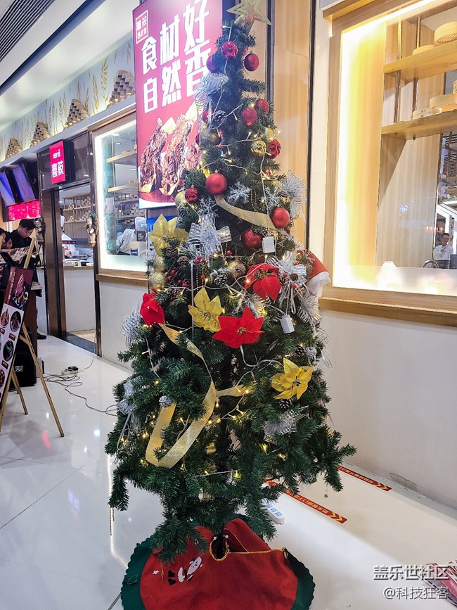 今年圣诞元素虽然少了点，三星S20+夜景表现还是蛮出色的